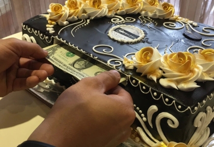 Giới trẻ "phát sốt" với chiếc bánh kem bắn ra... tiền